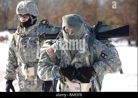 Us-Armee Soldaten mit den 181 Multifunktionstraining Brigade der 1. Armee Division West trek durch offene Felder am Fort McCoy, Wis Feb 2nd, 2017. Bei kaltem Wetter Ausbildung inklusive Kreuz Skifahren, Schneeschuhwandern und Contructing improvisierten Unterkünften. Us-Armee Stockfoto