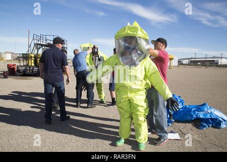 Feuerwehrleute und Sanitäter mit Feuerwehr- und Rettungsdienste don volle Schutzanzüge in gefährlichen Materialien Ausbildung während einer Übung an Bord Marine Corps Logistikstandort Barstow, Calif., Feb 15, 2017 zu engagieren. Stockfoto