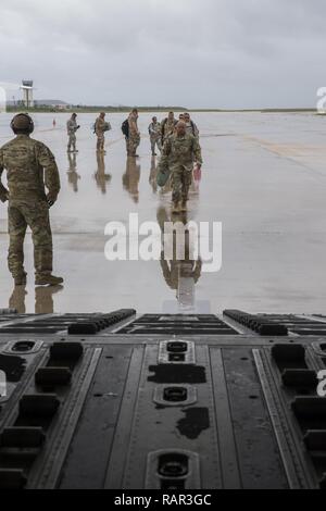 Services Mitglieder aus der Guam National Guard und der US-Army Board behält sich eine C-130J Super Hercules zurück nach Guam, Saipan am Internationalen Flughafen, Commonwealth der Nördlichen Marianen, 10.12.2018. Einige der Abteilung der Streitkräfte in der ersten Taifun Antwort verwendet haben begonnen, eine Umschichtung in der Richtung der Federal Emergency Management Agency. Andere DoD Kräfte werden weiterhin andere zugewiesene Operationen zu bleiben, einschließlich der Dach- mission Stockfoto