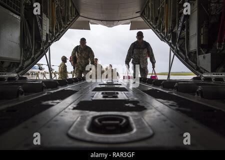 Services Mitglieder aus der Guam National Guard und der US-Army Board behält sich eine C-130J Super Hercules zurück nach Guam, Saipan am Internationalen Flughafen, Commonwealth der Nördlichen Marianen, 10.12.2018. Einige der Abteilung der Streitkräfte in der ersten Taifun Antwort verwendet haben begonnen, eine Umschichtung in der Richtung der Federal Emergency Management Agency. Andere DoD Kräfte werden weiterhin andere zugewiesene Operationen zu bleiben, einschließlich der Dach- mission Stockfoto