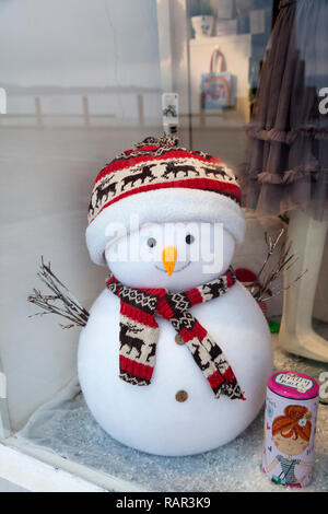 Schaufenster Weihnachten Anzeige eines Craft Shop in Helensburgh, Argyll, Schottland, ein Schneemann trägt eine gestrickte Mütze und Schal mit Rentier Muster Stockfoto