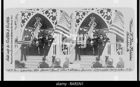 Auf dieser stereoskopische Karte, die John Philip Sousa Band spielt auf einem musikpavillon in Philadelphia um 1900 während zwei Bandmitglieder wave amerikanische Flaggen. Stockfoto