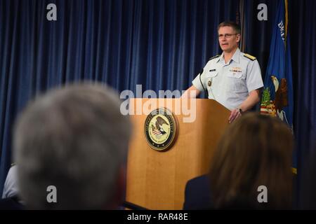 Hintere Adm. Peter Gautier, Commander, die Elfte Küstenwache Bezirk, liefert Erläuterungen im Rahmen einer Zeremonie in der Edward J. Schwartz Bundesamt Gebäude in San Diego Dez. 11, 2018. Während der Zeremonie, Gautier stellte die Küstenwache Distinguished Public Service Award an Adam Braverman für seine Arbeit als stellvertretender Leiter der Betäubungsmittel für den südlichen Bezirk von 2014 bis 2017 und weitere Anstrengungen als US-Rechtsanwalt von 2017 bis 2018. Stockfoto