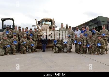 Us-Armee Soldaten bis 15 Techniker Bataillon zugeordnet, 18 Military Police Brigade, und Carly Harris, der USO Bayern Bereich Direktor, posieren mit den Chicago Cubs Welt 2016 Serie Trophäe bei der US-Army Garrision Bayern in Grafenwöhr, Deutschland, Dez. 11, 2018. Die USO förderte eine Chicago Cubs Maskottchen Tour von Standorten in U.S. Army Garrison Bayern. Stockfoto