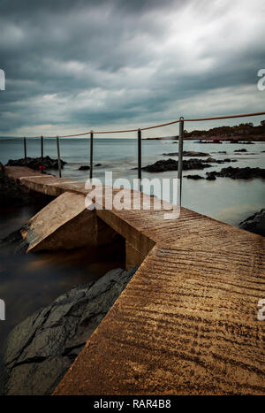 Konkrete Pier auf der stürmischen Tag. Arild, Schweden. Stockfoto