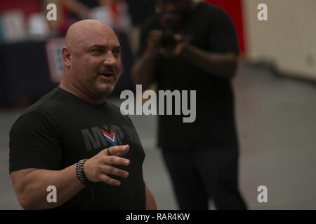 Kampfkunstausbilder Jay Glazer spricht mit US-Marines im Special Mixed Martial Arts (MMA) Klinik an Bord Marine Corps Base Hawaii, Dez. 11, 2018 statt. MMA Abbildung Köpfe bewirtet durch die Vereinigten Serviceorganisation gesprochen und demonstrierten ihre Competative Kampfsport Erfahrung zu Marines an Bord der Basis, über die Fähigkeit, die das Marine Corps Martial Arts Programm und die everpresent Marine Corps combat Denkrichtung. Stockfoto