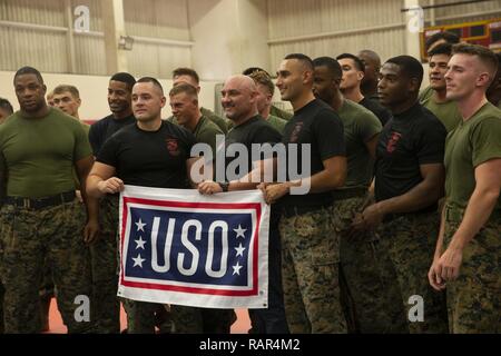 Kampfkunstausbilder Jay Glazer und US-Marines an der speziellen Mixed Martial Arts (MMA) Klinik gehalten wird an Bord von Marine Corps Base Hawaii ein Gruppenfoto, Dez. 11, 2018. MMA Abbildung Köpfe bewirtet durch die Vereinigten Serviceorganisation gesprochen und demonstrierten ihre Competative Kampfsport Erfahrung zu Marines an Bord der Basis, über die Fähigkeit, die das Marine Corps Martial Arts Programm und die everpresent Marine Corps combat Denkrichtung. Stockfoto