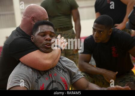 Kampfkunstausbilder Jay Glazer und ehemaliger Fußballprofi und Mixed Martial Artist Herschel Walker zeigen, Mixed Martial Arts (MMA) an den Speziellen MMA Klinik an Bord Marine Corps Base Hawaii, Dez. 11, 2018 statt. MMA Abbildung Köpfe bewirtet durch die Vereinigten Serviceorganisation gesprochen und demonstrierten ihre Competative Kampfsport Erfahrung zu Marines an Bord der Basis, über die Fähigkeit, die das Marine Corps Martial Arts Programm und die everpresent Marine Corps combat Denkrichtung. Stockfoto