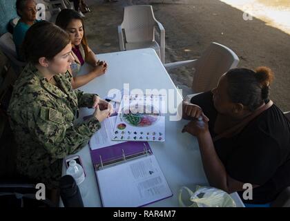 TRUJILLO, Honduras (31. 10, 2018) - Lt Eileen Maher, ein Diätetiker von Oceanside, N.Y., berät sich mit einem Patienten über Möglichkeiten zum Essen in einem der beiden medizinischen Websites. Das Hospitalschiff USNS Comfort (T-AH20) ist auf einer 11-Woche medizinische Unterstützung Mission in Zentral- und Südamerika als Teil des US Southern Command's Enduring Promise Initiative. Arbeiten mit Gesundheit und Regierung Partner in Ecuador, Peru, Kolumbien und Honduras, die EINGESCHIFFTEN medizinisches Team kümmert sich an Bord und an Land-basierte medizinische Websites, wodurch der Druck auf die nationalen medizinischen Systeme zum Teil verursacht durch einen Anstieg der Kreuz entlasten Stockfoto