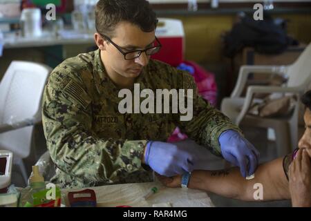 TRUJILLO, Honduras (31. 10, 2018) - Hospitalman Matthew Mattozi, von Fredericksburg, VA., zieht das Blut von einem Patienten für die Prüfung an einem von zwei medizinische Websites. Das Hospitalschiff USNS Comfort (T-AH20) ist auf einer 11-Woche medizinische Unterstützung Mission in Zentral- und Südamerika als Teil des US Southern Command's Enduring Promise Initiative. Arbeiten mit Gesundheit und Regierung Partner in Ecuador, Peru, Kolumbien und Honduras, die EINGESCHIFFTEN medizinisches Team kümmert sich an Bord und an Land-basierte medizinische Websites, wodurch der Druck auf die nationalen medizinischen Systeme zu entlasten, zum Teil durch eine Zunahme der verursacht wurden. Stockfoto