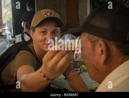 TRUJILLO, Honduras (31. 10, 2018) - Hospital Corpsman 2. Klasse Brooke Sprichwort, von Macomb, Mich., hilft die richtige Verschreibung eines Patienten für Gläser mit einer von zwei medizinische Websites identifiziert. Das Hospitalschiff USNS Comfort (T-AH20) ist auf einer 11-Woche medizinische Unterstützung Mission in Zentral- und Südamerika als Teil des US Southern Command's Enduring Promise Initiative. Arbeiten mit Gesundheit und Regierung Partner in Ecuador, Peru, Kolumbien und Honduras, die EINGESCHIFFTEN medizinisches Team kümmert sich an Bord und an Land-basierte medizinische Websites, wodurch der Druck auf die nationalen medizinischen Systeme zu entlasten, die p Stockfoto