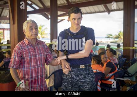 TRUJILLO, Honduras (31. 10, 2018) - Eric Hospitalman Trybus, von Oklahoma City, Okla., hilft, einen Patienten zu Fuß zu einem medizinischen Station Behandlung in einem der beiden medizinischen Websites zu erhalten. Das Hospitalschiff USNS Comfort (T-AH20) ist auf einer 11-Woche medizinische Unterstützung Mission in Zentral- und Südamerika als Teil des US Southern Command's Enduring Promise Initiative. Arbeiten mit Gesundheit und Regierung Partner in Ecuador, Peru, Kolumbien und Honduras, die EINGESCHIFFTEN medizinisches Team kümmert sich an Bord und an Land-basierte medizinische Websites, wodurch der Druck auf die nationalen medizinischen Systeme zu entlasten, die teilweise durch Stockfoto