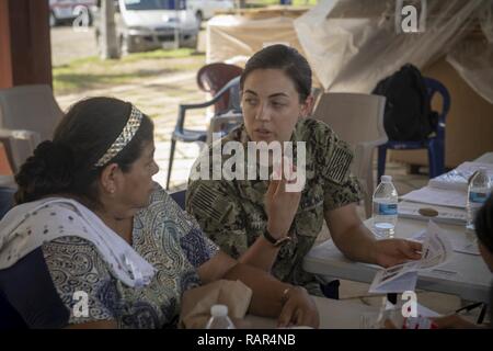 TRUJILLO, Honduras (31. 10, 2018) - Lt. j.g. Lauren Williams, von Denver, Prozesse eines Patienten durch zwei medizinische Websites. Das Hospitalschiff USNS Comfort (T-AH20) ist auf einer 11-Woche medizinische Unterstützung Mission in Zentral- und Südamerika als Teil des US Southern Command's Enduring Promise Initiative. Arbeiten mit Gesundheit und Regierung Partner in Ecuador, Peru, Kolumbien und Honduras, die EINGESCHIFFTEN medizinisches Team kümmert sich an Bord und an Land-basierte medizinische Websites, wodurch der Druck auf die nationalen medizinischen Systeme zu entlasten, zum Teil durch eine Zunahme der grenzüberschreitenden Migranten. Stockfoto