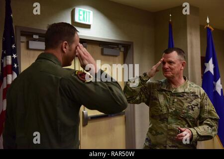 Us Air Force Colonel Julian Cheater, 432Nd Kotflügel/432nd Air Expeditionary Wing Commander (links) gaben ein 432Nd WG Münze zu US-Armee Generalleutnant Paul Funk, III Armored Corps und Fort Hood, Texas, Kommandierender General (rechts) bei Creech Air Force Base in Nevada, 10.12.2018. Beim Besuch Creech, Funk nicht nur ein besseres Verständnis davon, wie 432Nd WG Flieger unterstützen die Remote pilotiert Flugzeuge Mission in Operationen wie Enduring Freedom und OIR, sondern auch einige seiner Bekämpfung Erfahrungen während der Befehl von OIR geteilt. Stockfoto