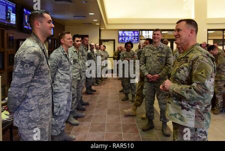 Us-Armee Generalleutnant Paul Funk, III Armored Corps und Fort Hood, Texas, Kommandierender General erkennt Creech Flieger für die beispielhafte Leistung bei der Arbeit an Creech Air Force Base in Nevada, 10.12.2018. Dieser Besuch war eine Gelegenheit für Funk mit der Remote pilotengesteuerte Flugzeug Flieger, die Fliegen zu treffen, die Wartung und den MQ-9 Reaper, dass die Bereitstellung von airstrike Funktionen wurde für seine Bodentruppen seit der Inbetriebnahme des inhärenten Lösen im Juni 2014 zu unterstützen. Stockfoto