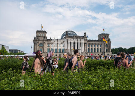 Berlin, Deutschland - 27. Mai 2018: Entgegen dem Protest gegen die Demonstration der AFD/Alternative für Deutschland (Deutsch: Alternative für Deutschland, EIN Stockfoto