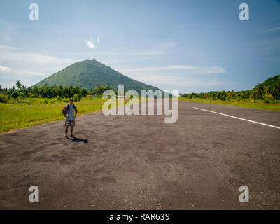 Allein im Flugzeug runaway in Banda Island, Indonesien, Asien Stockfoto