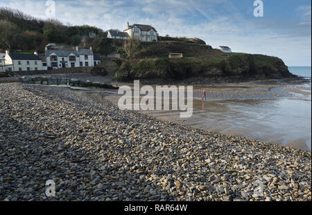 Blick auf den Swan Inn von Little Haven Beach, Pembrokeshire, Wales im Winter. Stockfoto