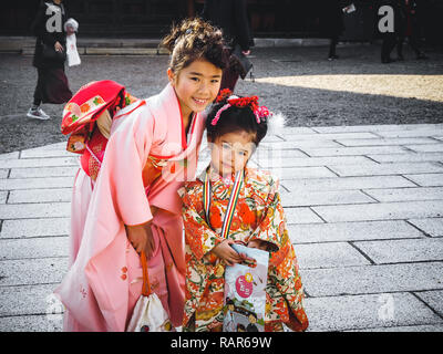 Nette junge japanische Mädchen Kind tragen japanische Kimono schöne asiatische Kultur Kleidung in Kyoto, November 2017. Stockfoto