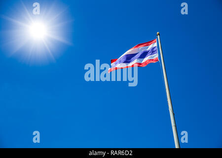 Thailändische Flagge auf blauen Himmel Hintergrund isoliert. Stockfoto