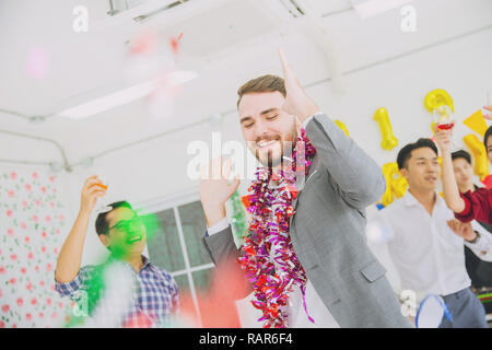 Kaukasische boss Geschäftsmann Tanz in Office Party neues jahr spaß Feier. Stockfoto