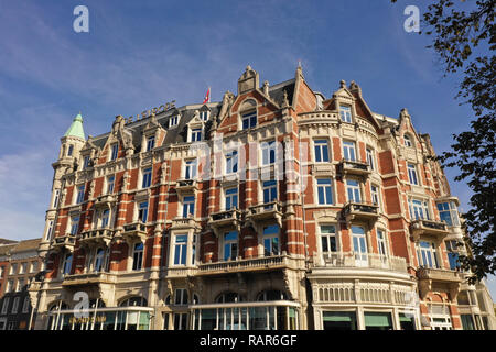 Eine der wunderschönen Gebäude von Amsterdam: L'Europe Amsterdam Hotel, mit Booten, vorbei an der Amstel Stockfoto