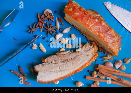 Gebratenes Schweinefleisch Bauch Speck oder Bauchspeck Schweinefleisch mit Aroma Kräuter essen Dekoration. Stockfoto