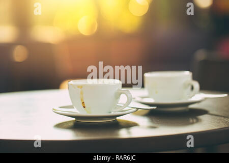 Zwei Kaffeetassen auf hölzernen Tisch morgens Cafe vintage Ton. Stockfoto