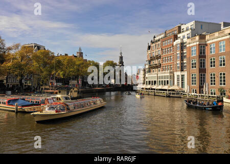 Eine der wunderschönen Gebäude von Amsterdam: L'Europe Amsterdam Hotel, mit Booten, vorbei an der Amstel Stockfoto