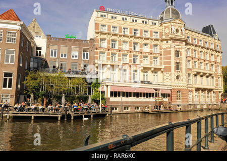 Eine der wunderschönen Gebäude von Amsterdam: L'Europe Amsterdam Hotel, mit Booten, vorbei an der Amstel Stockfoto