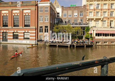 Eine der wunderschönen Gebäude von Amsterdam: L'Europe Amsterdam Hotel, mit Booten, vorbei an der Amstel Stockfoto