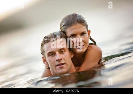 Junges Paar schwimmen in einem See. Stockfoto