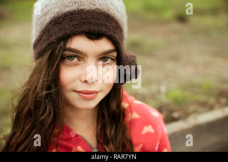 Junge Mädchen mit einem knit Cap stellt für ein Portrait. Stockfoto