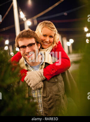Porträt der jungen Paar an Weihnachten tree Farm. Stockfoto
