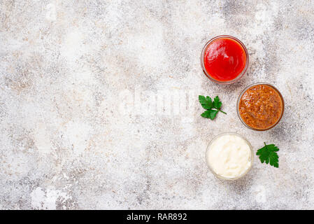 Satz von verschiedenen Saucen: Senf, Ketchup, Mayonnaise auf hellen Hintergrund. Tio anzeigen Stockfoto