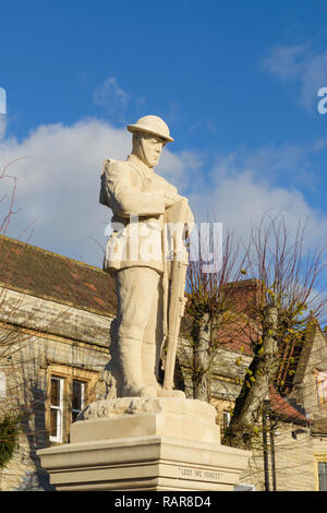 Kriegerdenkmal auf dem Marktplatz von Somerton, Somerset, England, Großbritannien Stockfoto