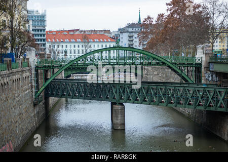 Zollamtssteg Bogenbrücke mit zollamtsbrücke Truss Bridge, Wien, Österreich. Stockfoto