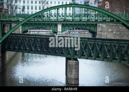 Zollamtssteg Bogenbrücke mit zollamtsbrücke Truss Bridge, Wien, Österreich. Stockfoto