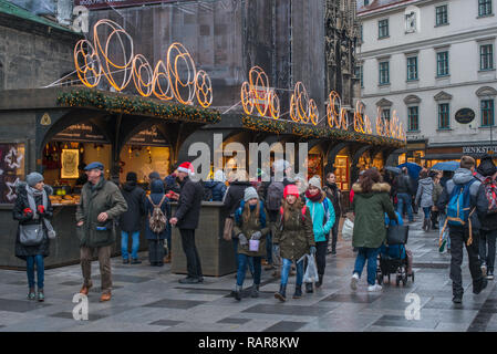 Weihnachtsmarkt gegenüber dem Stephansdom in St. Stephen's Square, Wien, Österreich. Stockfoto