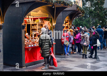 Weihnachtsmarkt gegenüber dem Stephansdom in St. Stephen's Square, Wien, Österreich. Stockfoto