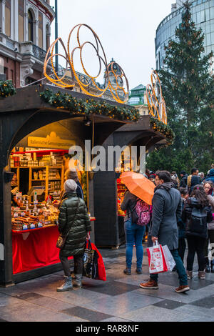 Weihnachtsmarkt gegenüber dem Stephansdom in St. Stephen's Square, Wien, Österreich. Stockfoto