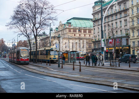 Straßenbahnen vorbei an der Staatsoper auf der Ringstraße, Wien, Österreich. Stockfoto