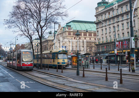 Straßenbahnen vorbei an der Staatsoper auf der Ringstraße, Wien, Österreich. Stockfoto