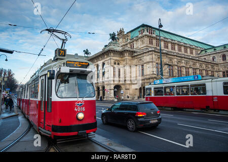 Eine rote Tram der Staatsoper auf der Ringstraße, Wien, Österreich. Stockfoto