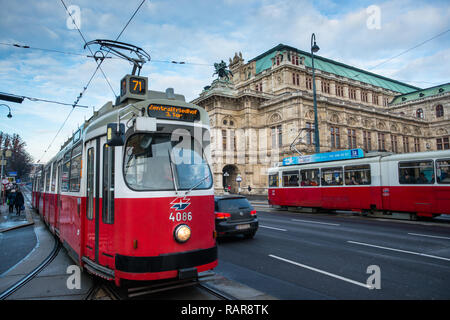 Eine rote Tram der Staatsoper auf der Ringstraße, Wien, Österreich. Stockfoto