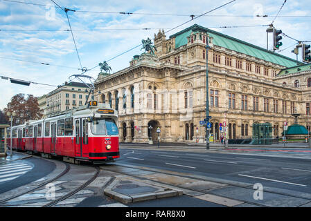 Eine rote Tram der Staatsoper auf der Ringstraße, Wien, Österreich. Stockfoto