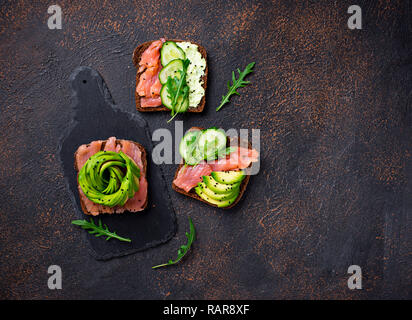 Gesunde Toast mit Lachs und Avocado rose Stockfoto