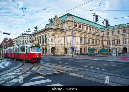 Eine rote Tram der Staatsoper auf der Ringstraße, Wien, Österreich. Stockfoto