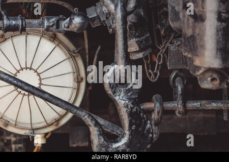 Close-up Detail der verrostete Metallbefestigungselementen einer alten Eisenbahn Auto. Stockfoto