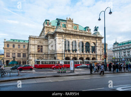 Eine rote Tram der Staatsoper auf der Ringstraße, Wien, Österreich. Stockfoto